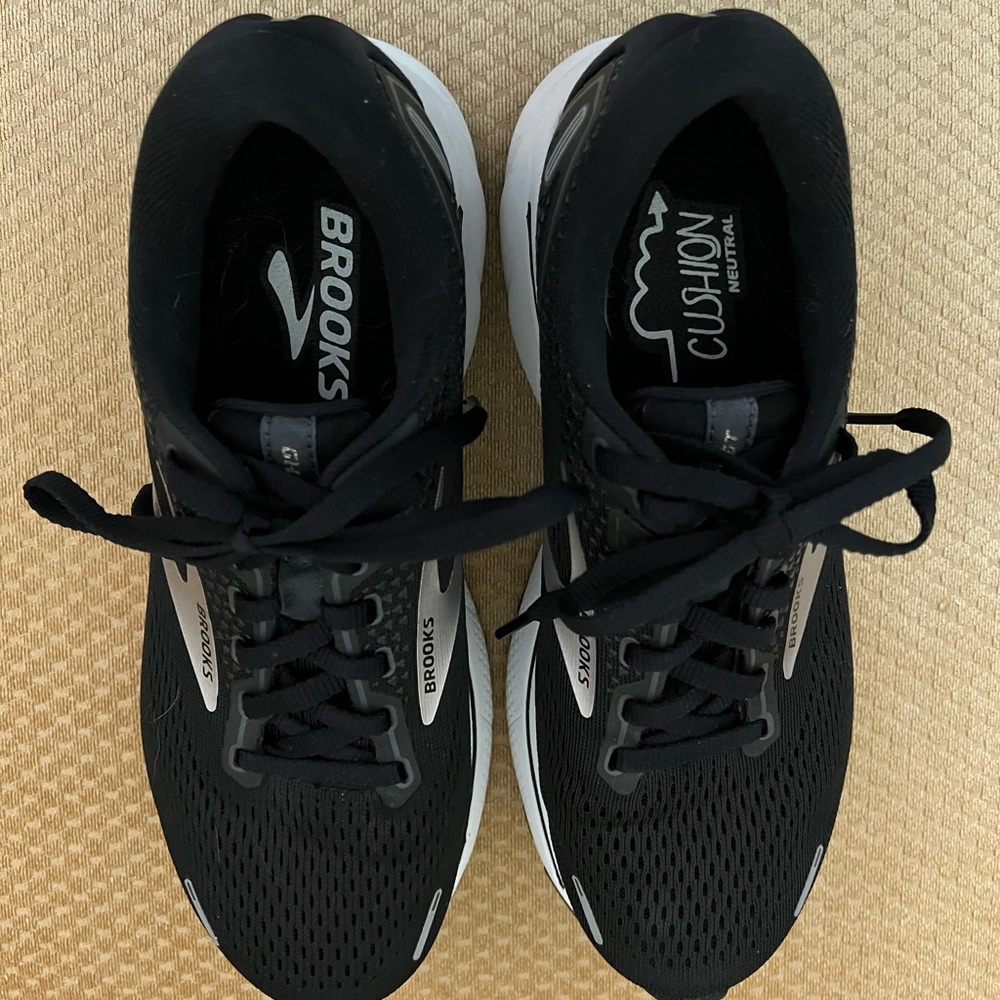 Brooks Ghost 14 - Black with white sole Size 7.5Wide Women. Excellent condition